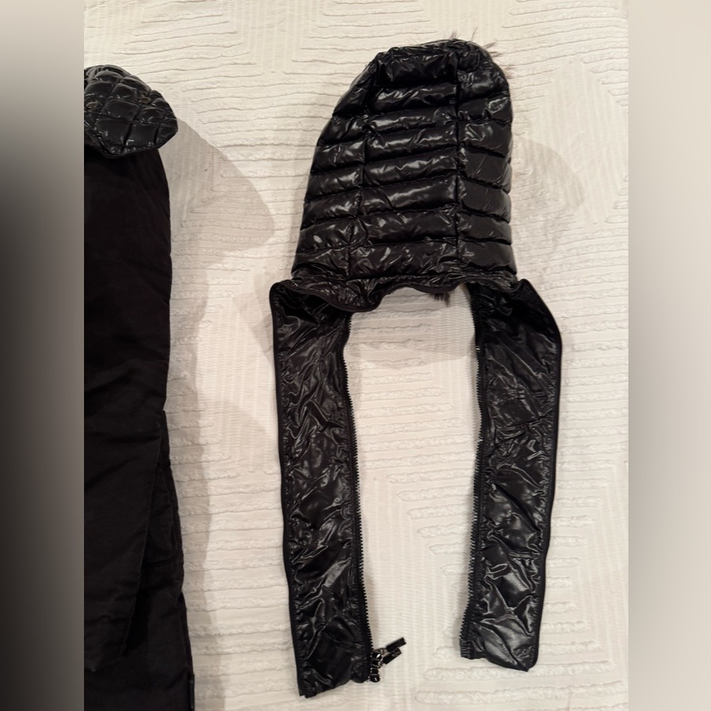 Moncler winter coat with detachable fur-trimmed hood. - Picture 15 of 15
